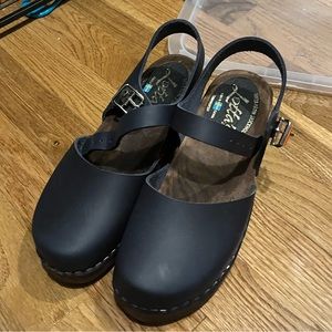 Low Wood Black Clogs on Brown Base Lotta from Stockholm